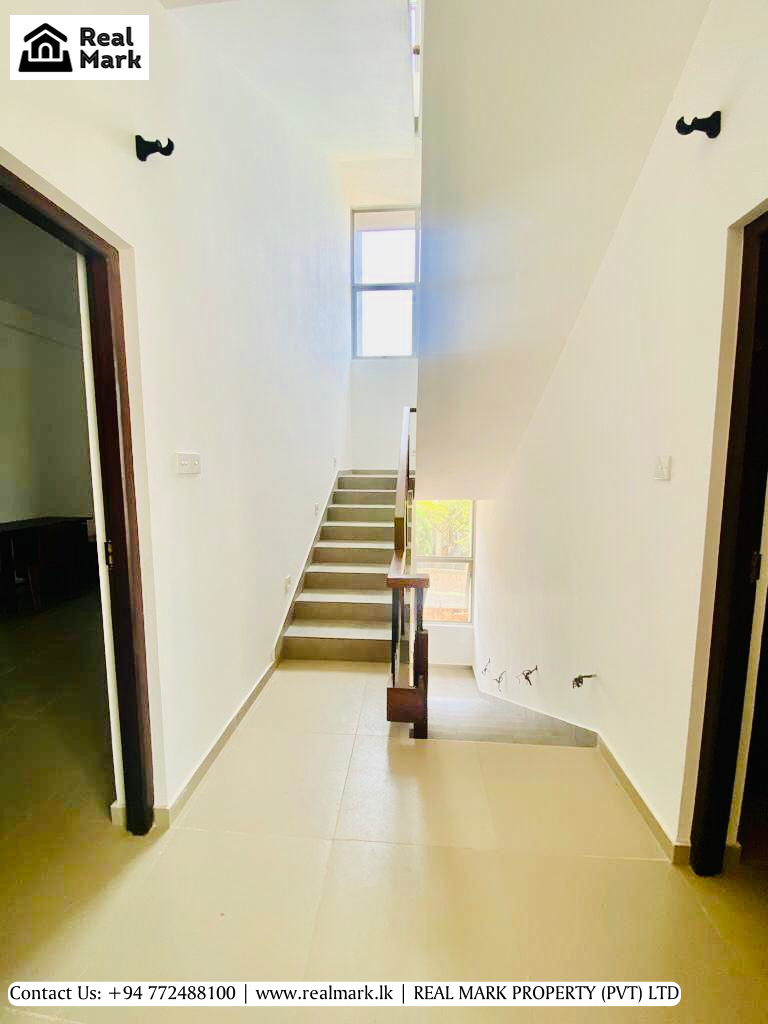 University students will love those hostel beds for rent near Moratuwa as it is just a short walk to University gates with comfortable lodging.