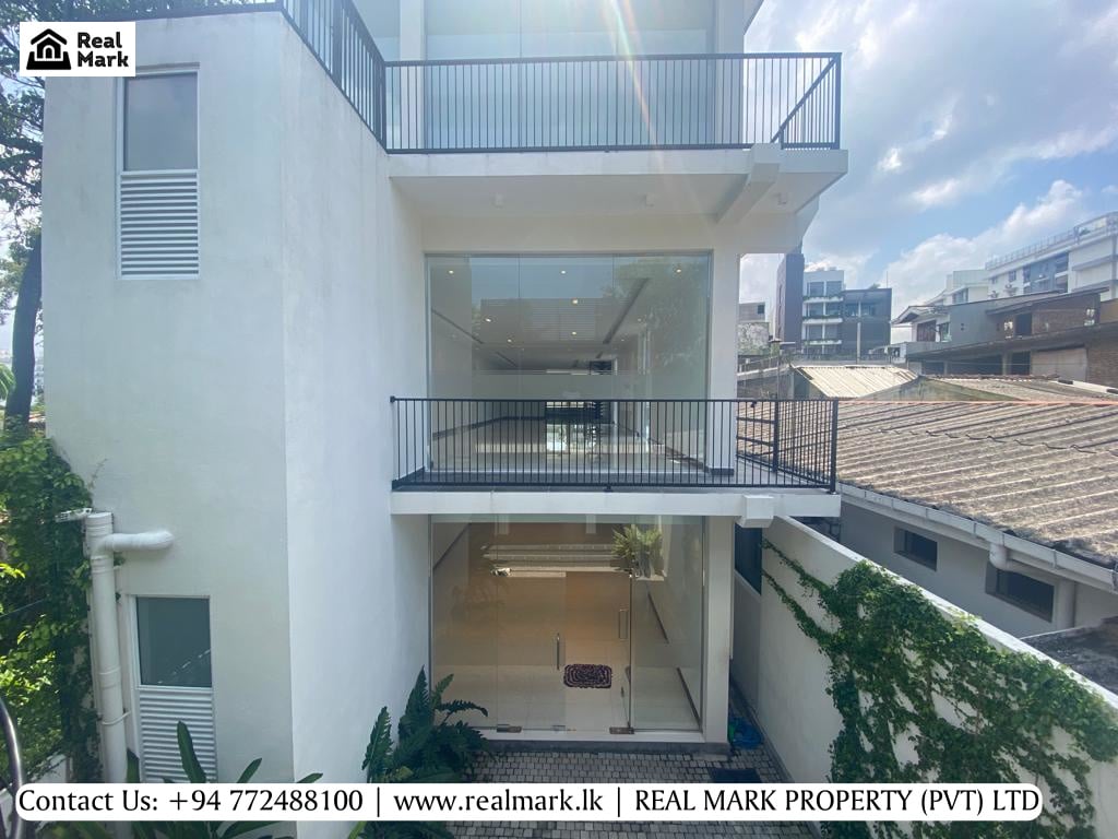 commercial building for sale in Kotte from realmark.lk is located inside the capital suburb and just minutes away from the parliament, government offices and Colombo city limit.