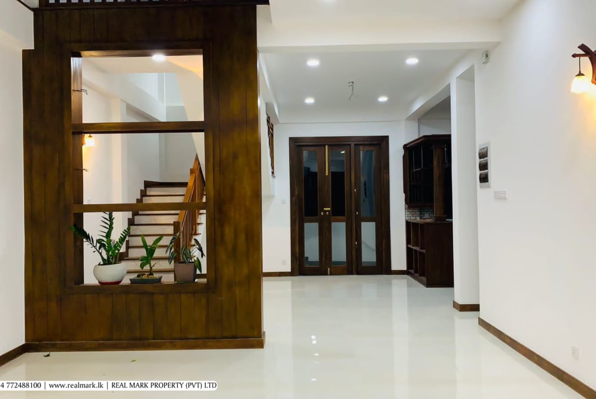 Brand new, three storey house for sale in Athurugiriya is a grand dwelling with space for a medium to large family. Designed with a touch of authenticity, the five bedroom five bathroom house comes with an additional servant room and a bathroom which has external entry.