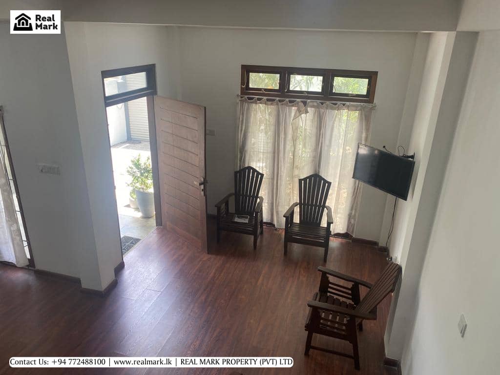 The property lies just five minutes drive from the Kothalawala interchange of the highway and also a short walk from the main bus route. It is also only a short walk to Dr. Neville Fernando hospital from the house.