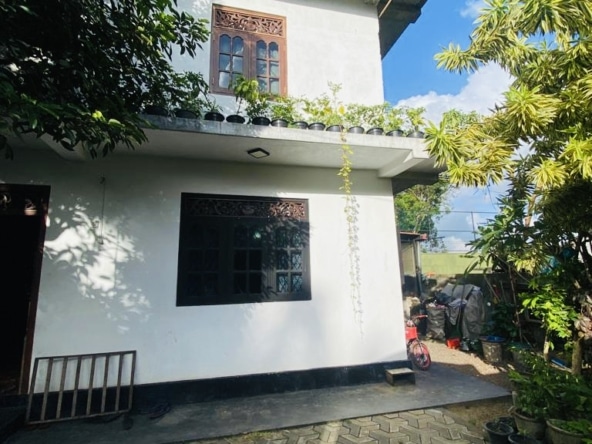 Two storey house for sale in Rajagiriya, Kalapaluwawa. Three bedroom, one bathroom property with the possibility to use as two units. Minutes away from government offices, walking paths, restaurants. Visit RealMark.lk or Contact 0772488100 now, for more Information!