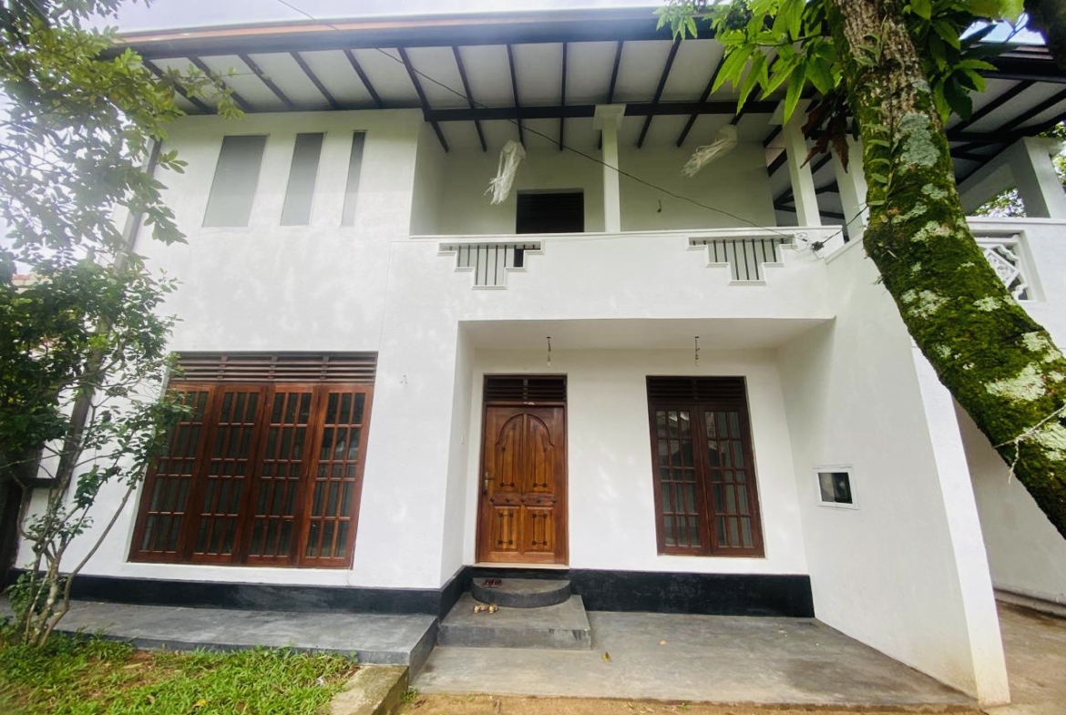 Spacious House for Rent in Piliyandala. Quick access to both Galle road and Horana road. Minutes walk from Bolgoda lake. Visit RealMark.lk or Contact 0772488100 now for more Information!