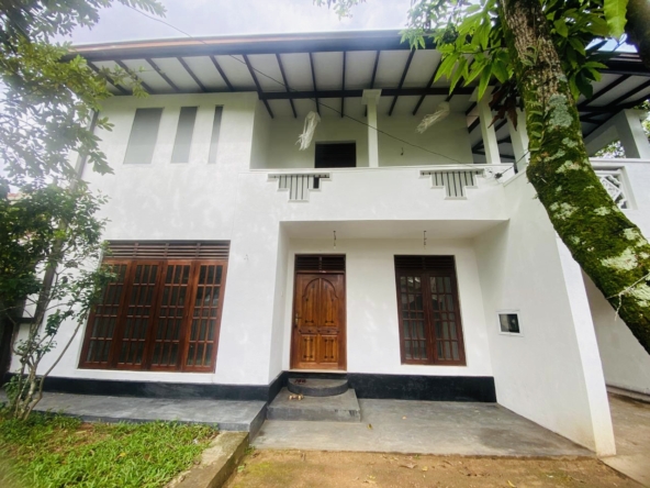 Spacious House for Rent in Piliyandala. Quick access to both Galle road and Horana road. Minutes walk from Bolgoda lake. Visit RealMark.lk or Contact 0772488100 now for more Information!