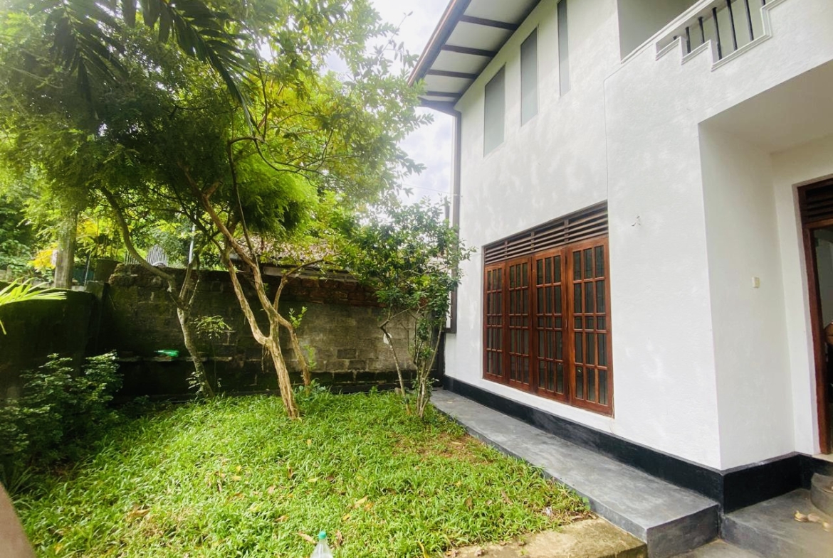 Located just a short walk from bus stops, this home offers easy access to both Galle Road and Horana Road, making commuting a breeze. Enjoy the beauty of nature with Bolgoda Lake nearby, perfect for evening strolls or weekend relaxation.