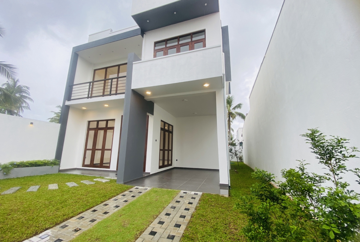 Brand New for Sale in Kahathuduwa. Newly built housing complex with pool. Only a few minutes drive to the highway. Visit RealMark.lk or Contact 0772488100 now for more Information!